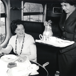 168155 Afbeelding van een stewardess van Wagons-Lits tijdens het serveren van koffie in een electrisch treinstel mat. ...